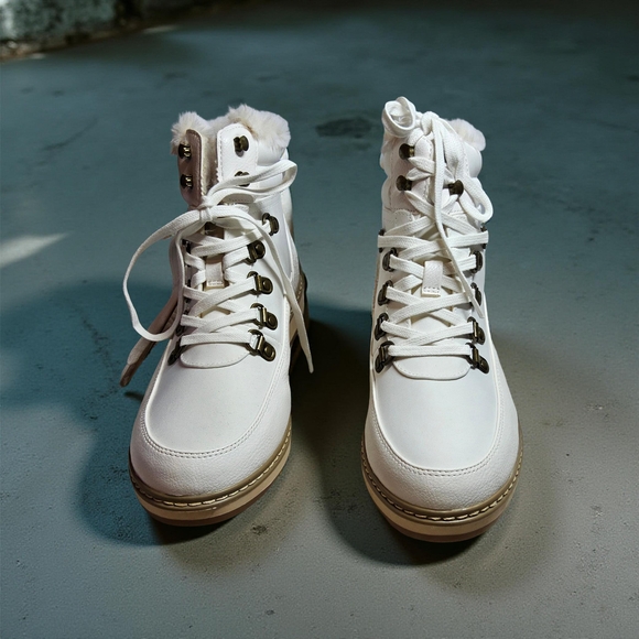 NWOT Size 7.6 White Mountain White Winter Boots with faux fur - Picture 2 of 10